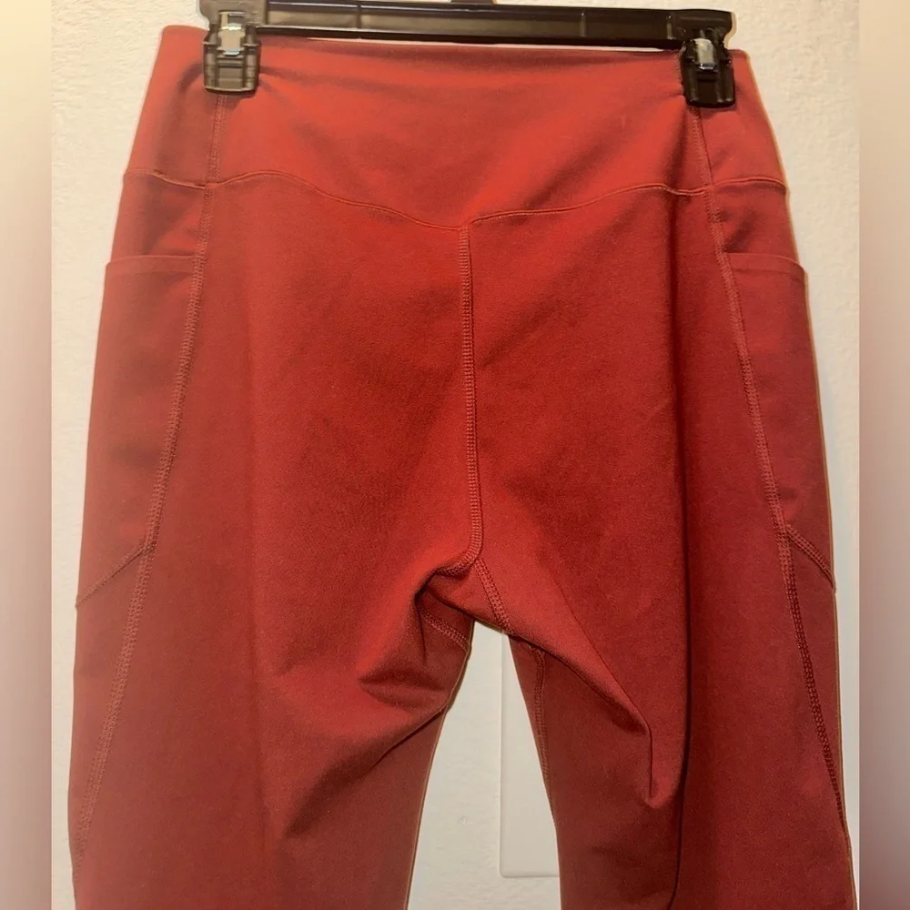 Uniqlo women’s burnt orange athletic leggings M activewear athleisure pockets